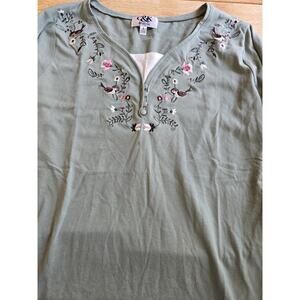 C&K Designs Women's Green Floral Embroidered 3/4 Sleeve Split Neck Top Sz Small